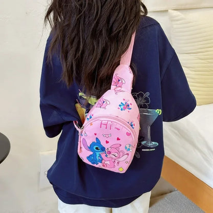 Sac banane Stitch, parfait pour garder ses affaires à portée de main tout en affichant un look tendance. Idéal pour les enfants, ados et fans de Disney.