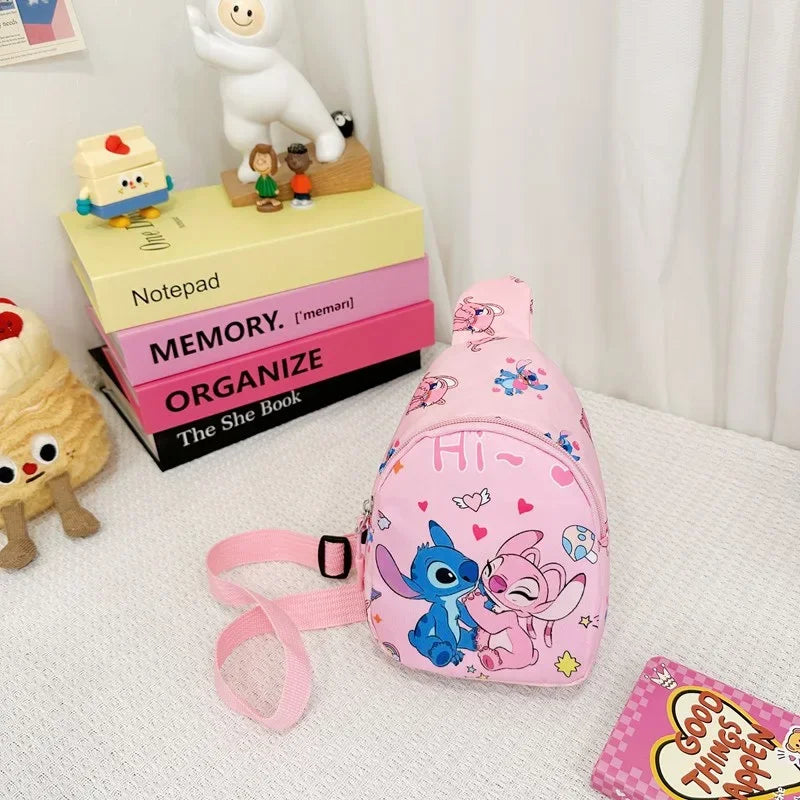Sac banane Stitch, parfait pour garder ses affaires à portée de main tout en affichant un look tendance. Idéal pour les enfants, ados et fans de Disney.